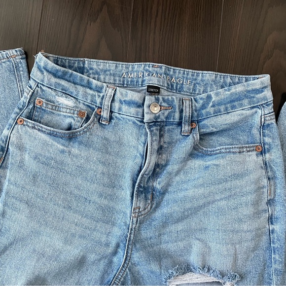 AMERICAN EAGLE HIGH WAIST STRAIGHT LEG LIGHT WASH DISTRESSED DENIM JEANS - Picture 3 of 5